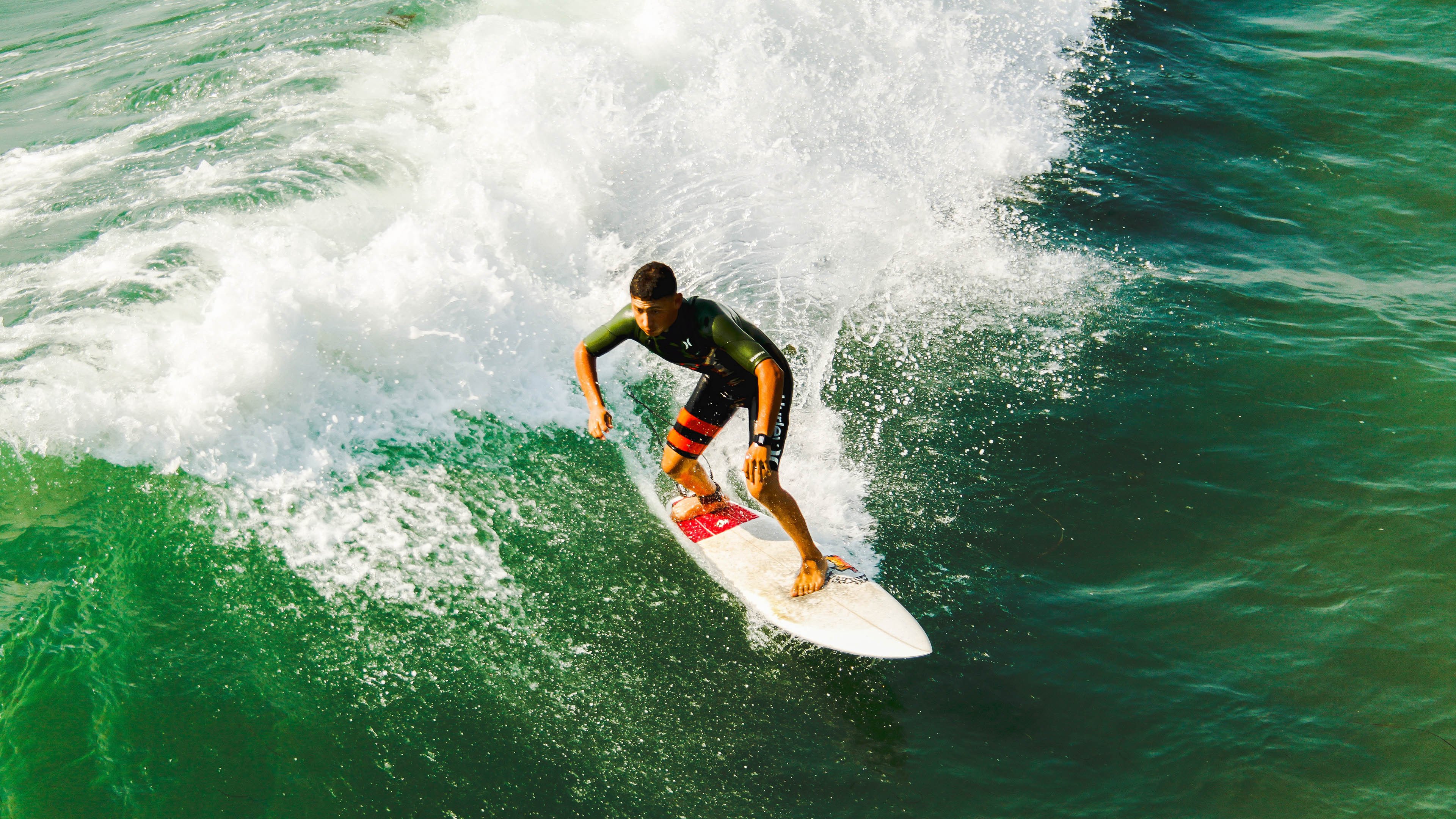 _海浪极限冲浪:迎浪而上的速度挑战_,冲浪是以海浪为动力的极限运动